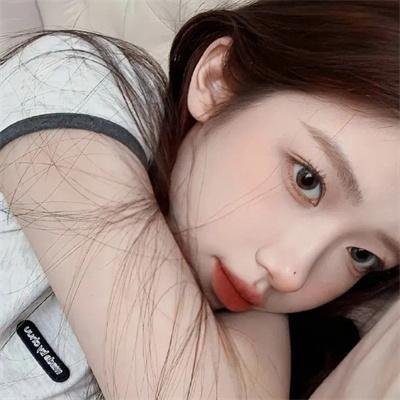她背后的那双手